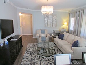 Lägenhet (2BR Scottsdale Westworld Condo) | Vardagsrum | Platt-tv