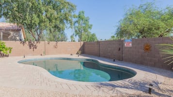 獨棟房屋 (3BR Mesa Home) | 游泳池 | 室外游泳池和溫水游泳池,提供日光浴躺椅