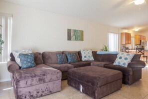 House (3BR Mesa Home) | Living room - 4353 Mesa (Mesa)