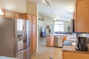 منزل (3BR Mesa Home) | مطبخ خاص | ثلّاجة متوفرة في المنطقة المشتركة، ميكروويف متوفر في المنطقة المشتركة