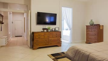 4 bedrooms, desk, free WiFi