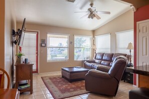 Living room - 3235 Chandler (Chandler)