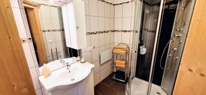 Eenvoudig appartement, Meerdere bedden, keuken, aan tuin (4) | Badkamer | Een douche, een regendouche, een haardroger, handdoeken