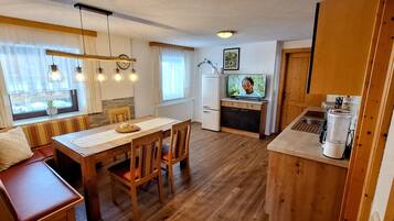 Apartment (2) | Private kitchen | Full-size fridge, microwave, stovetop, dishwasher