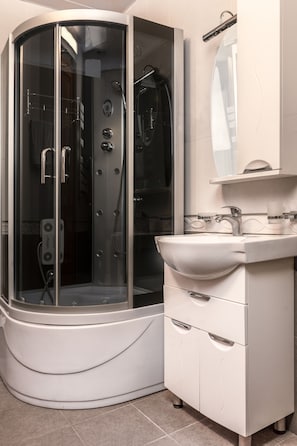 Chambre avec lits jumeaux, vue ville | Salle de bain