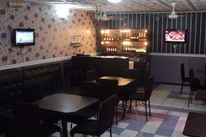 Breakfast, lunch, dinner served; local and international cuisine