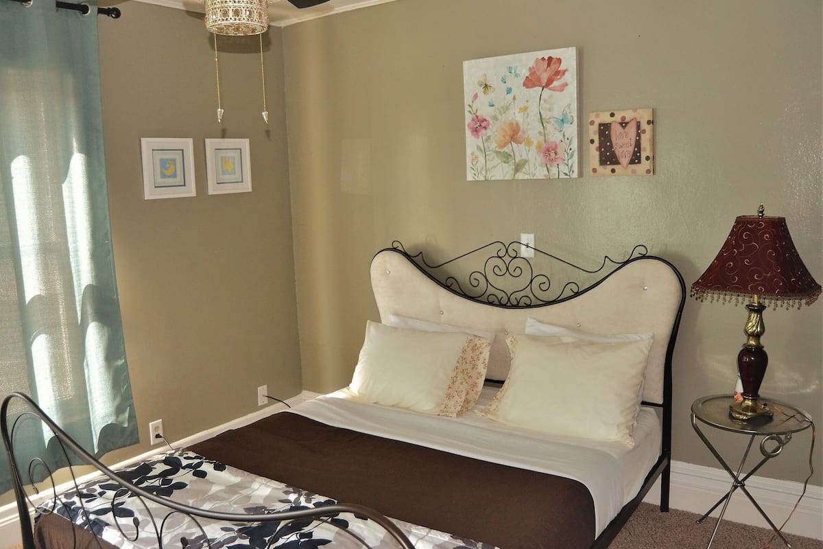 Departamento familiar | Escritorio, wifi gratis, decoración personalizada y muebles diferentes