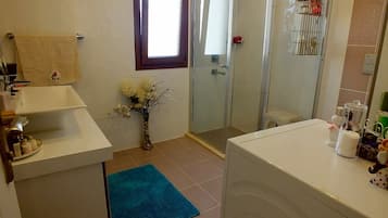 Villa, 3 Bedrooms | Bathroom | Shower, hair dryer, towels, soap