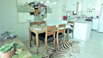 Villa, 3 habitaciones | Cocina básica privada | Frigorífico grande, microondas, lavavajillas y cafetera o tetera