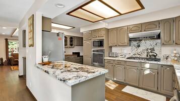 Casa, diversos llits, banyera d'hidromassatge, vistes a la muntanya (1729) | Cuina privada | Cafetera i tetera