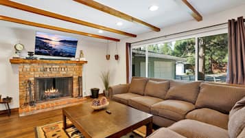 Casa, diversos llits, banyera d'hidromassatge, vistes a la muntanya (1729) | Sala d'estar | Llar de foc