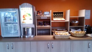 Daily buffet breakfast for a fee - Kyriad Direct Dreux (Dreux)