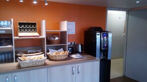 Café da manhã com buffet diário (EUR 6 por pessoa) 