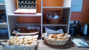 Daily buffet breakfast for a fee - Kyriad Direct Dreux (Dreux)