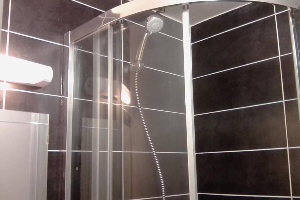 Basic Twin Room | Bathroom shower