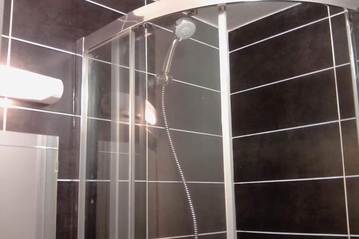 Basic Twin Room | Bathroom shower