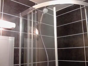 Habitación básica con 2 camas individuales | Regadera en el baño