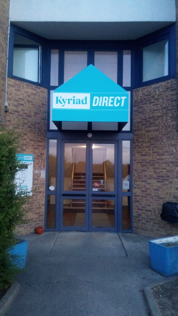 Property entrance - Kyriad Direct Dreux (Dreux)