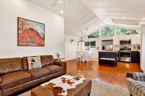 House, Multiple Beds, Hot Tub, Mountain View (1743) | Living area | Fireplace