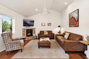 House, Multiple Beds, Hot Tub, Mountain View (1743) | Living area | Fireplace