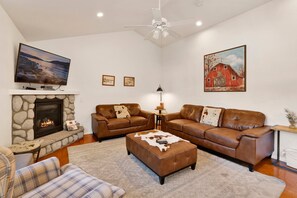 Rumah, Beberapa Tempat Tidur, hot tub, pemandangan gunung (1743) | Area keluarga | Perapian