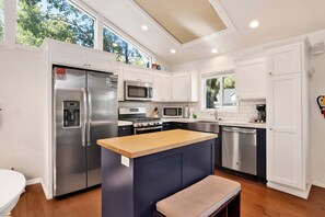 Maison, plusieurs lits, bain à remous, vue montagne (1743) | Cuisine privée