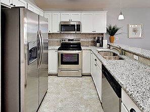 Fridge, microwave, stovetop, dishwasher - Tangerine Dream (Port Aransas)