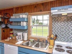 Fridge, microwave, dishwasher, coffee/tea maker - Sunrise Cabana (Port Aransas)