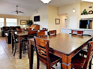 Fridge, microwave, stovetop, dishwasher - The Naughty Monkey (Port Aransas)
