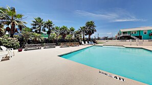 Outdoor pool - The Naughty Monkey (Port Aransas)