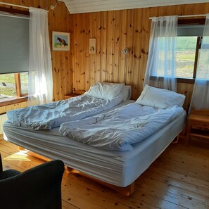 Desk, blackout curtains, soundproofing, bed sheets - Guesthouse Hagi 1 (Husavik)