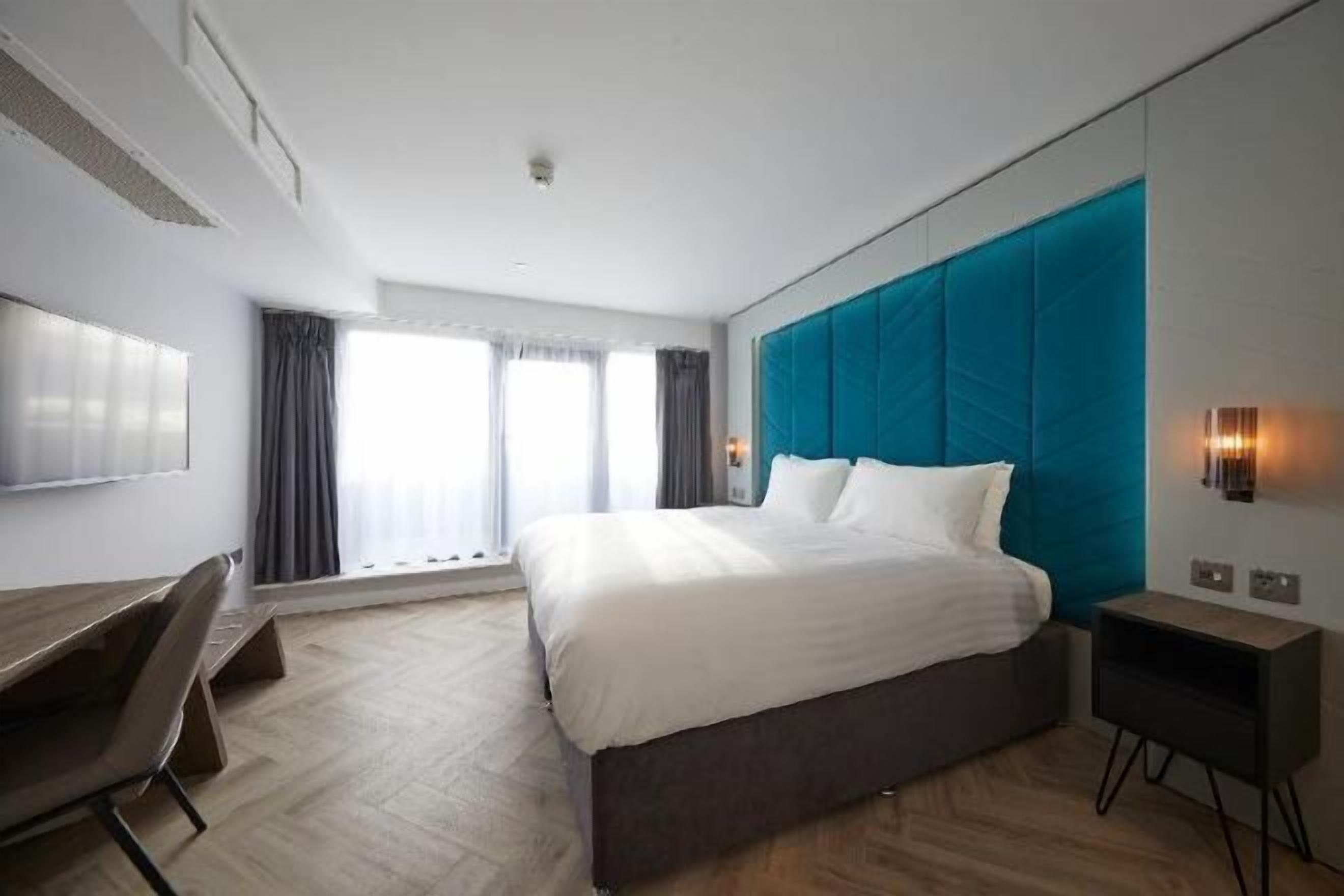 Een kluis op de kamer, een bureau, een laptopwerkplek