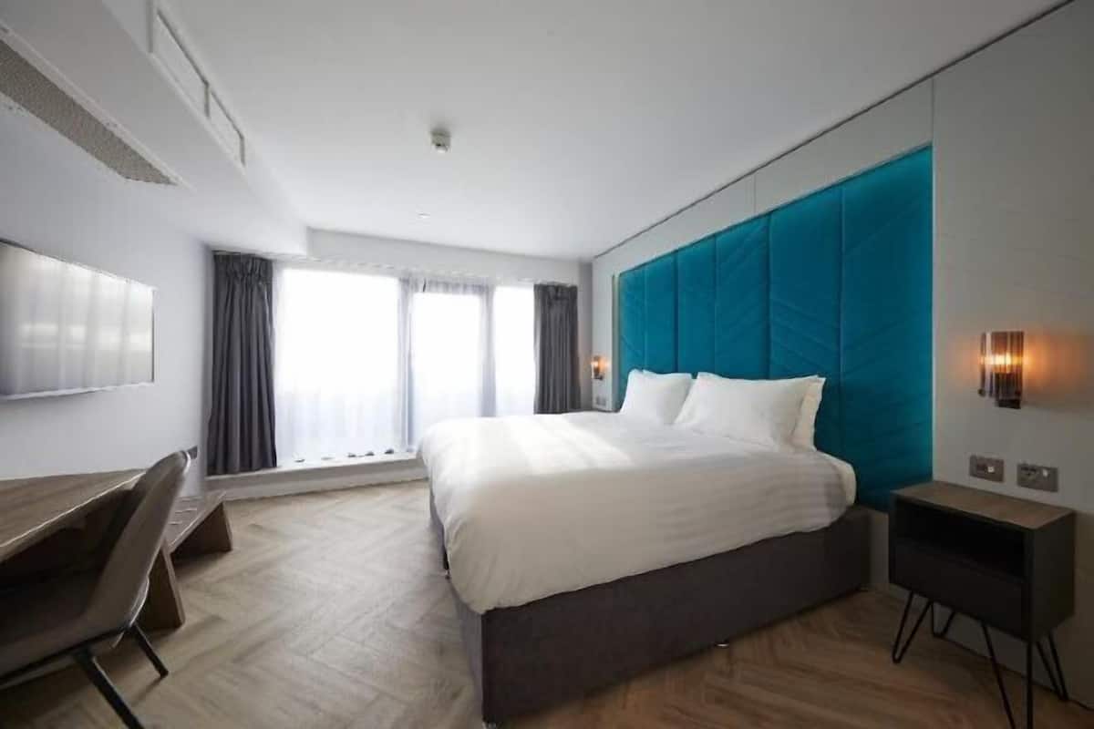 Een kluis op de kamer, een bureau, een laptopwerkplek