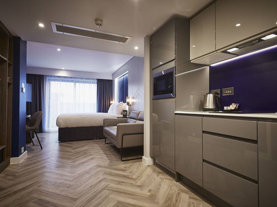 Réfrigérateur, micro-ondes, plaque de cuisson, lave-vaisselle