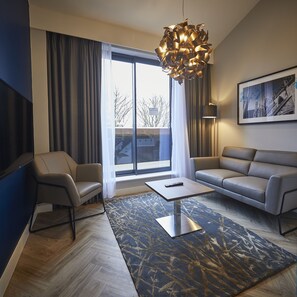 Loft Suite Balcony & View | Sala de estar | Televisión de pantalla plana 