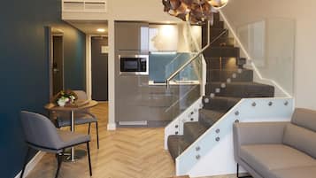 Loft Suite Balcony | Vardagsrum | Platt-tv