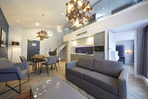 Two Bedroom Loft Suite | Sala de estar | Televisión de pantalla plana 