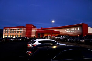 Ein Hotel mit einem gut sichtbaren Schild mit der Aufschrift "CAHUILLA CASINO HOTEL".
