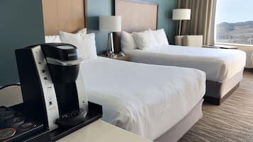Quarto luxo, 2 camas Queen, para não fumantes | 1 quarto, roupas de cama antialérgicas, cofres nos quartos, escrivaninha