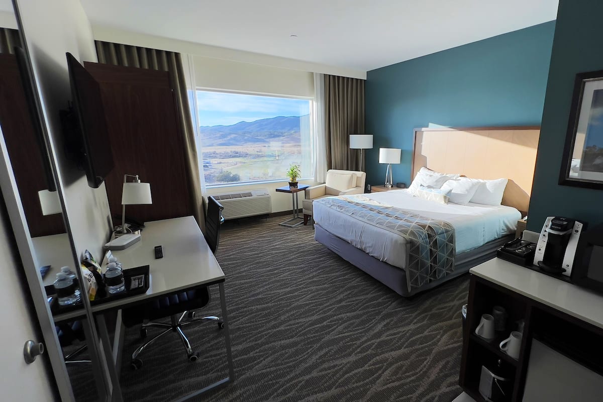 Premium Room, 1 King Bed, Non Smoking, Mountain View | 1 bedroom, hypo-allergenic bedding, in-room safe, desk