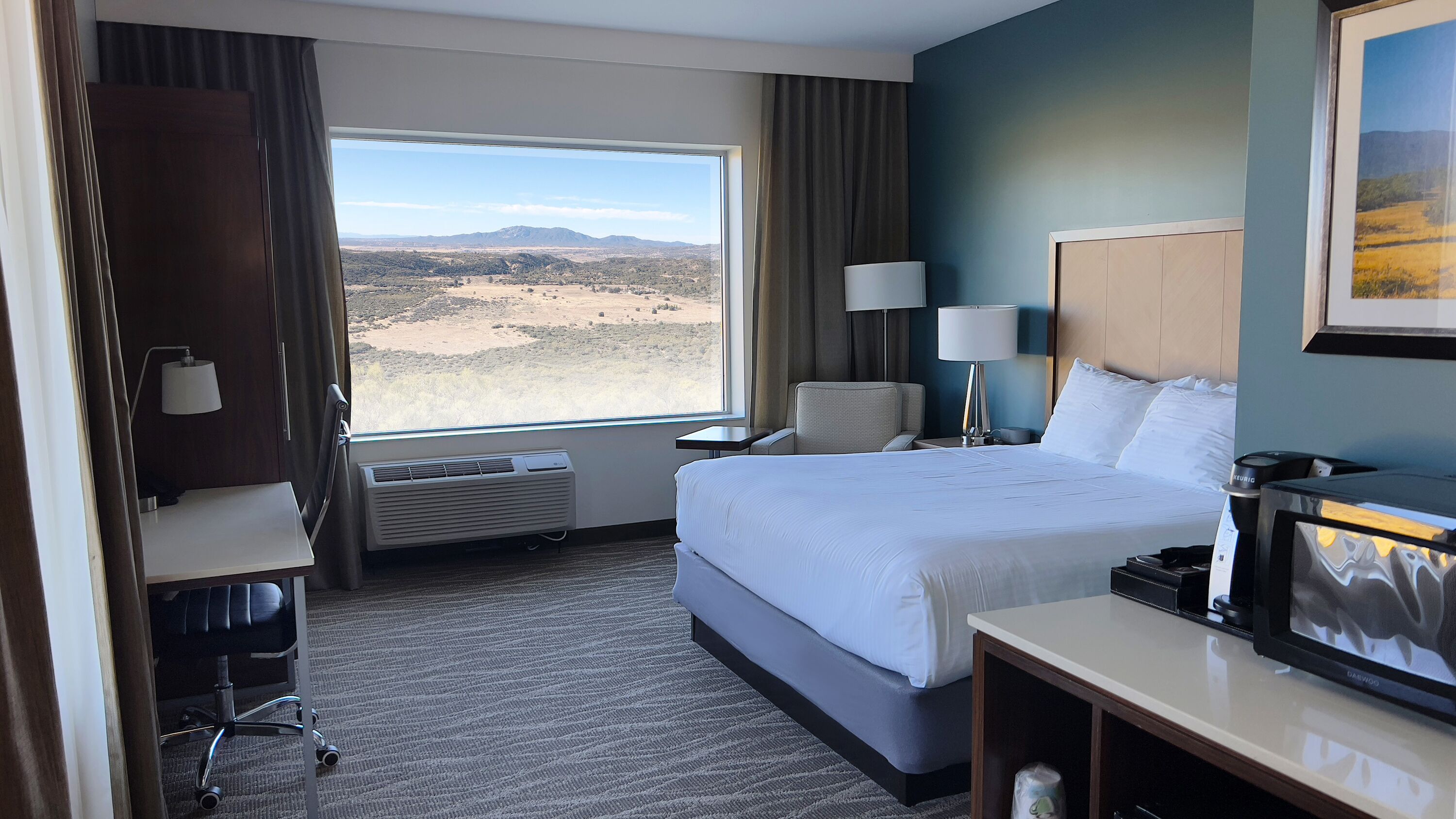 deluxe room, 1 king bed, non smoking, corner | hypo-allergenic bedding, in-room safe, desk, laptop workspace