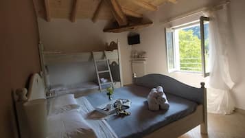 Habitación cuádruple, baño privado | Wifi gratis y ropa de cama