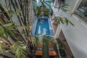 Outdoor pool, open 10:00 AM to 8:00 PM, sun loungers - Hotel Casa Nova Mérida (Mérida)