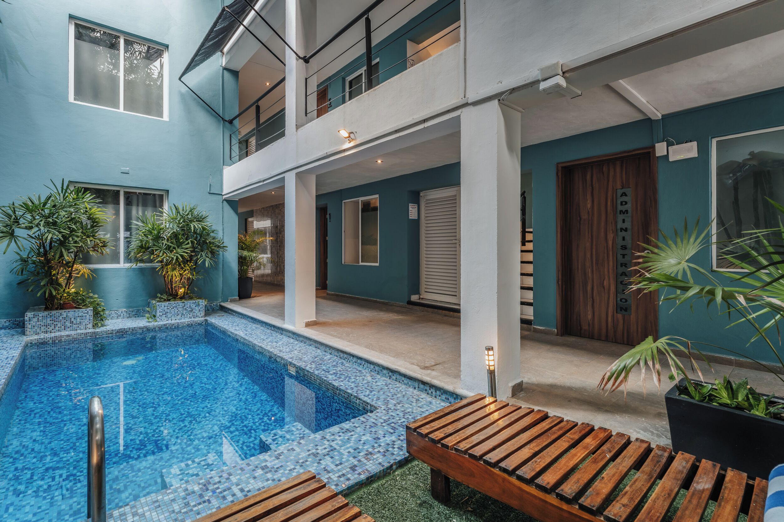 outdoor pool, open 10:00 am to 8:00 pm, pool loungers