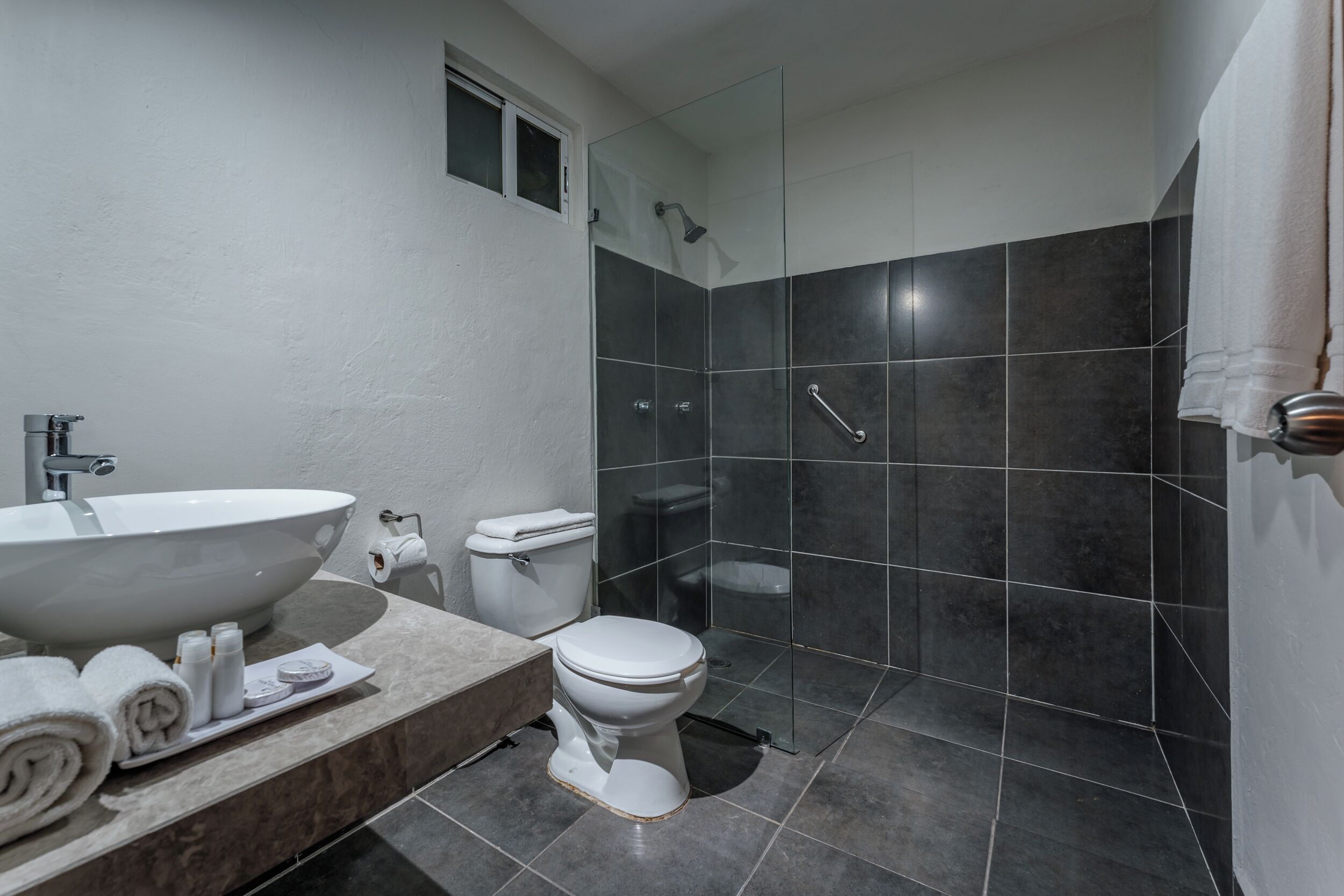 shower, rainfall showerhead, free toiletries, towels