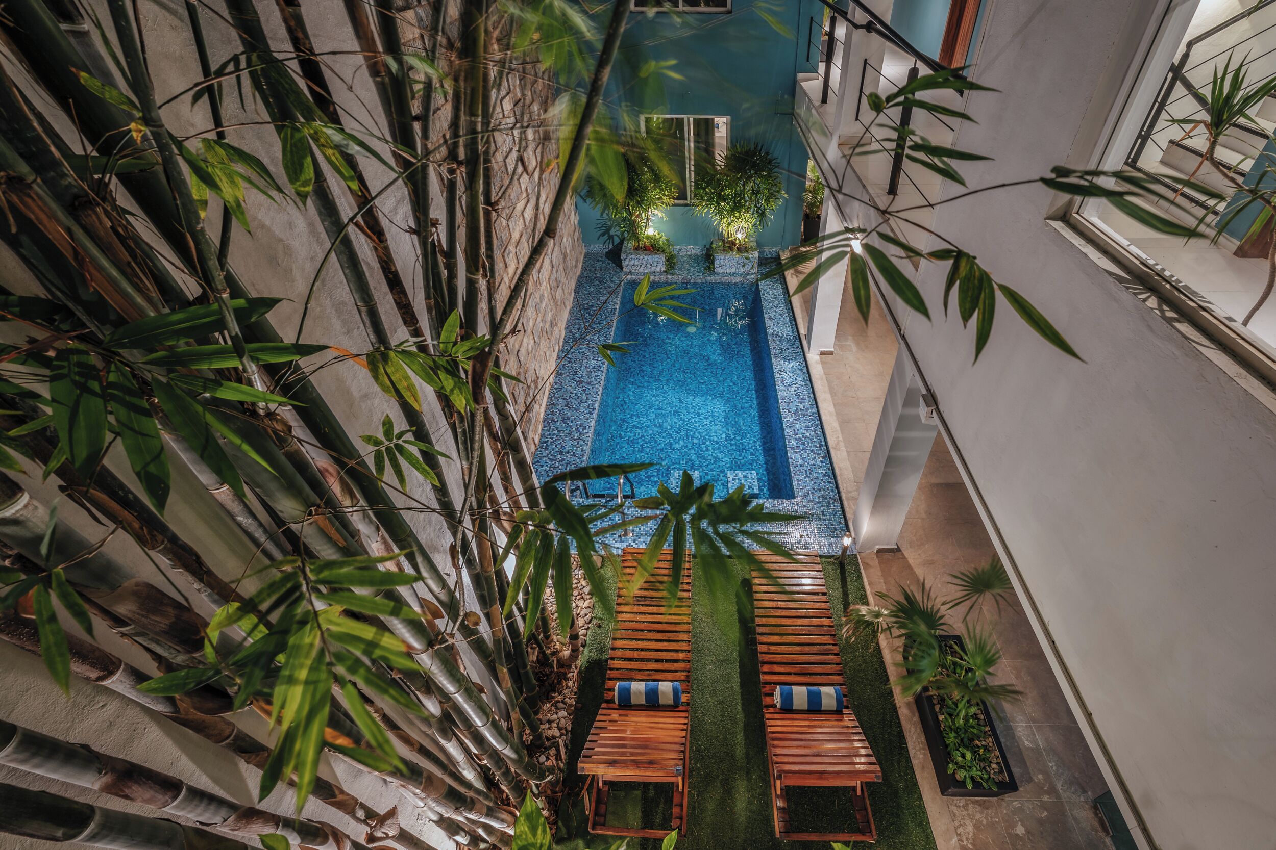 outdoor pool, open 10:00 am to 8:00 pm, pool loungers