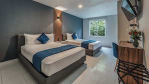 A modern hotel room with two beds, a large window, and a TV mounted on the wall. - Hotel Casa Nova Mérida (Mérida)