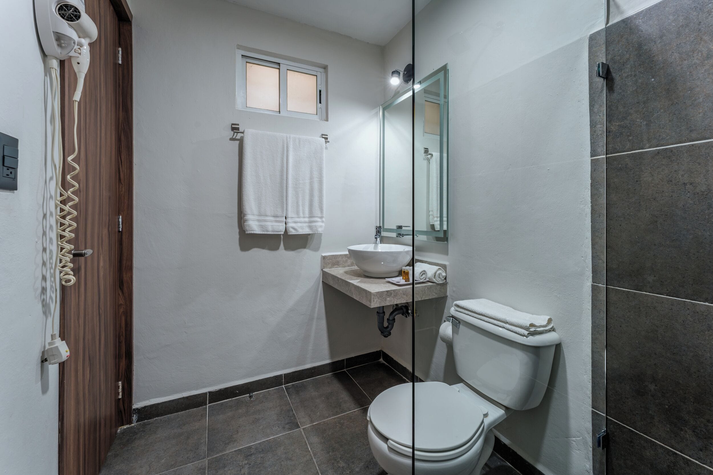 shower, rainfall showerhead, free toiletries, towels