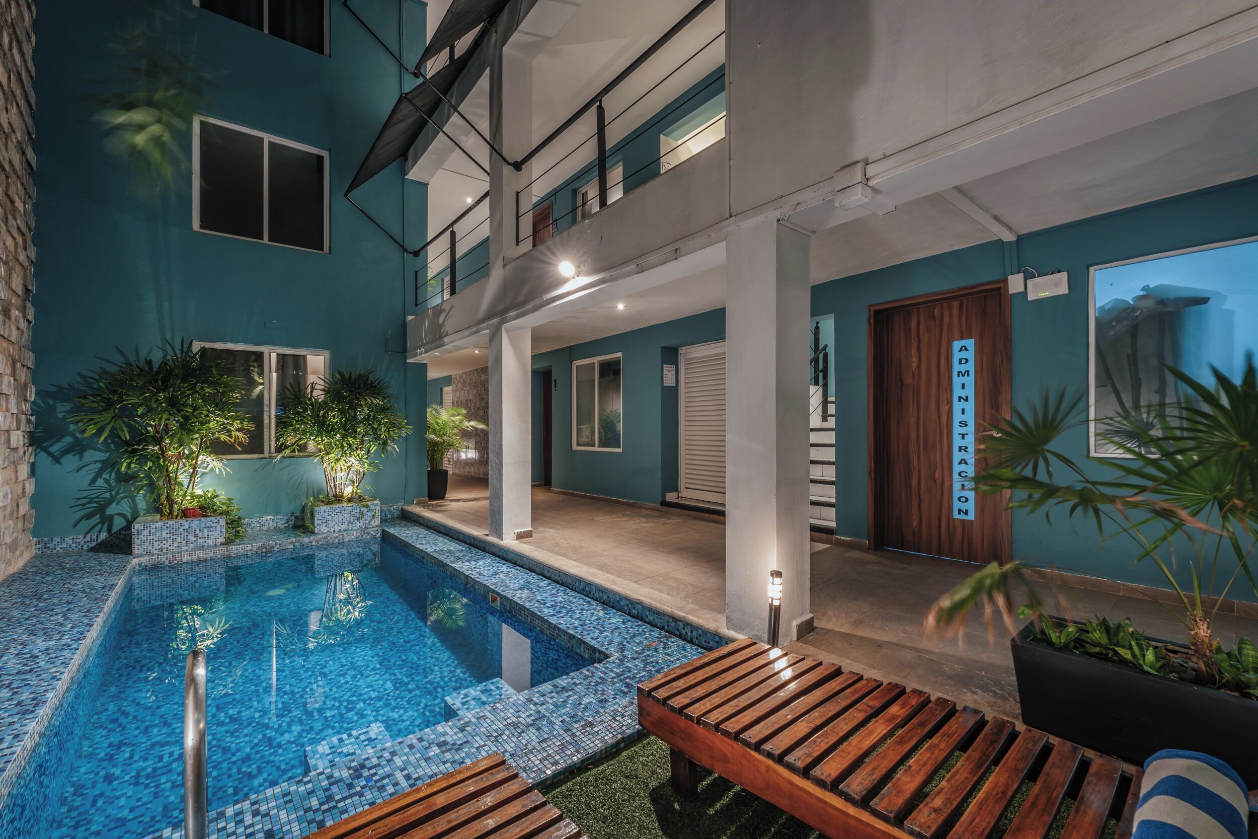 outdoor pool, open 10:00 am to 8:00 pm, pool loungers