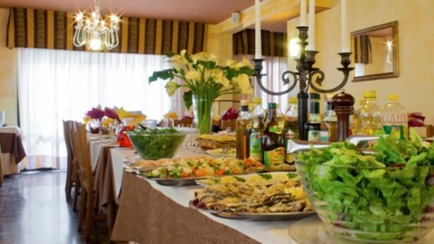 Una mesa de buffet con diversos platos y una araña.